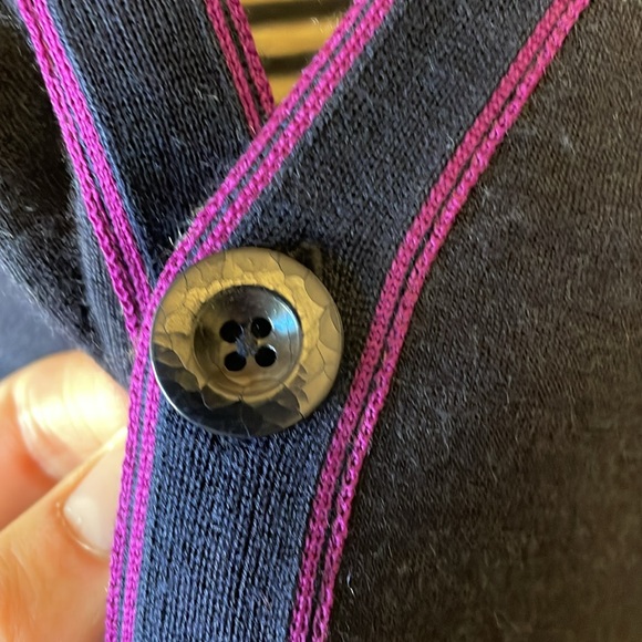 Hugo Boss navy blue men’s large 5 button cardigan with purple details. - Picture 7 of 8